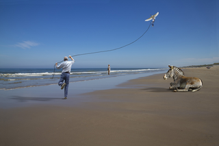 Surrealismo, Kite flying on the beach