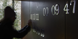 Umberto Cavenago, Barbara De Ponti installa Time map all'interno de L'alcova d'acciaio di Umberto Cavenago, 2015